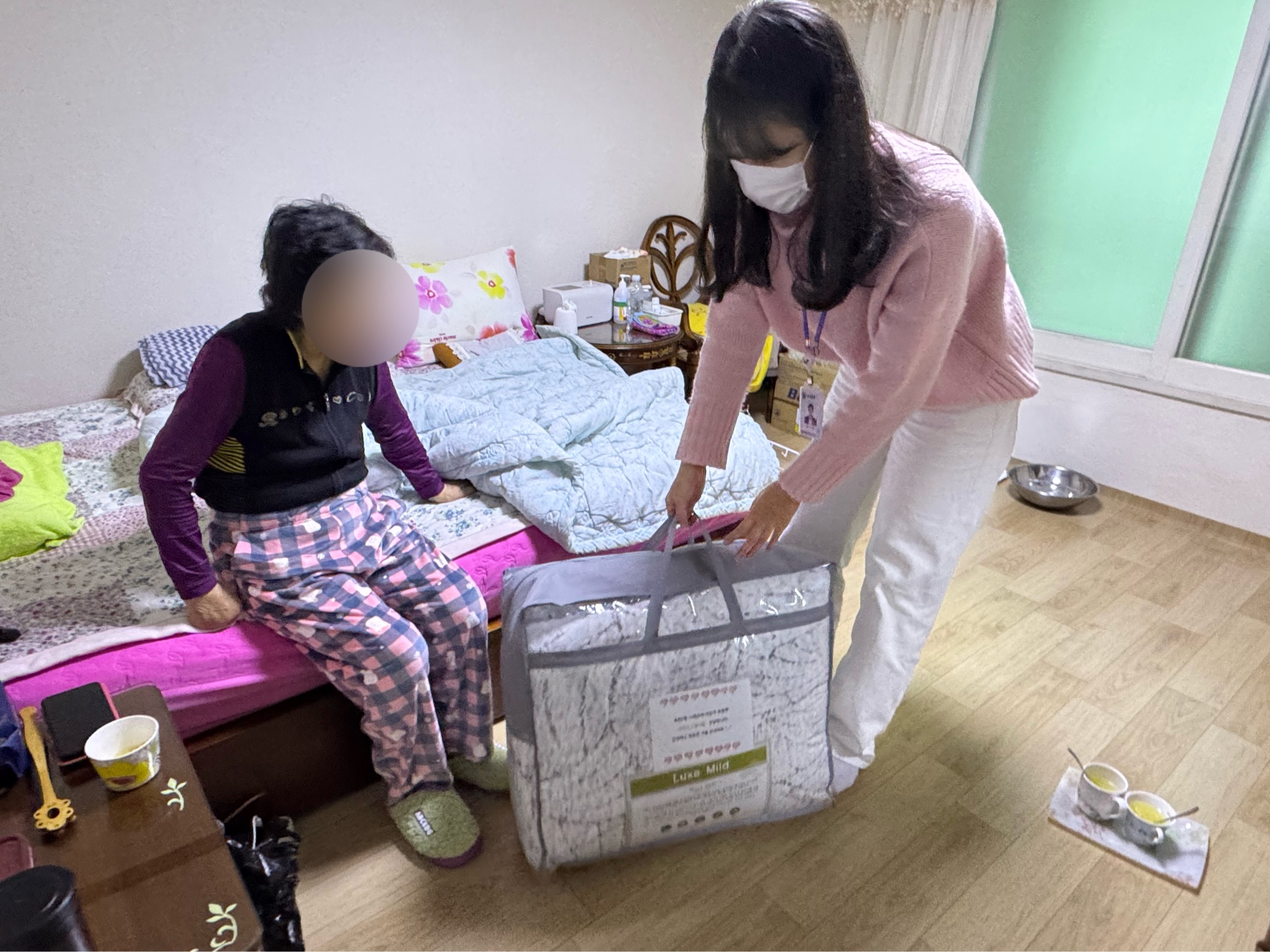 연수구 옥련2동행정복지센터는 지난 13일 동절기 한파 피해 예방을 위해 통합사례 관리 대상자 8세대에 겨울이불과 전기매트를 전달했다
